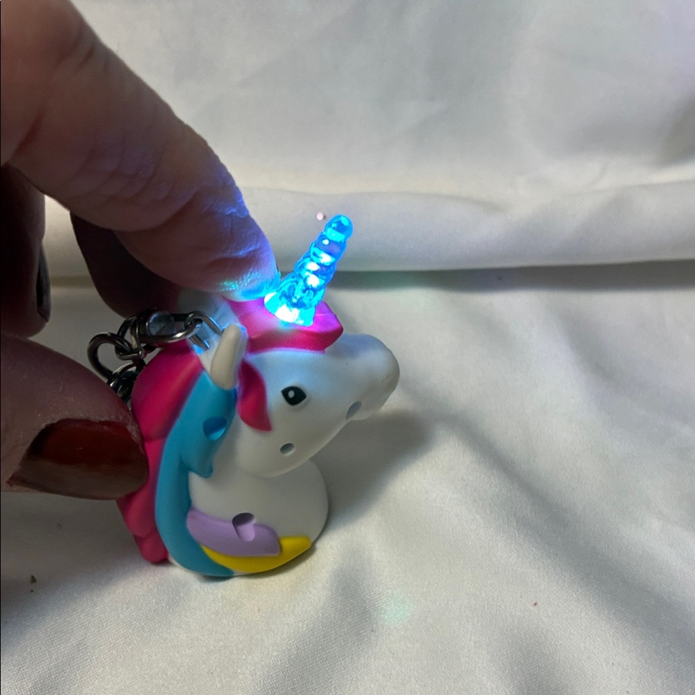 Unicorn Keychain Lights up with magical sounds by Kikkerland - Picture 10 of 11